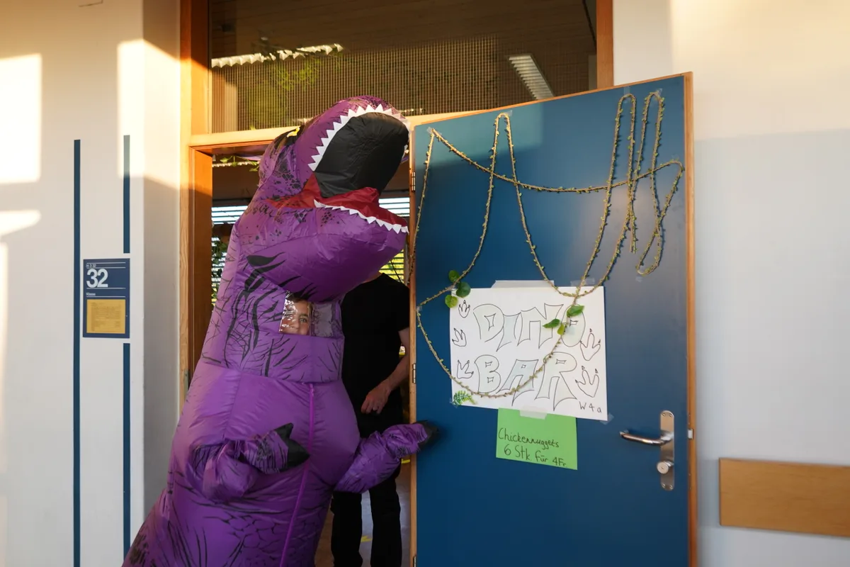 Ein Schüler als Dino verkleidet vor der Dino Bar